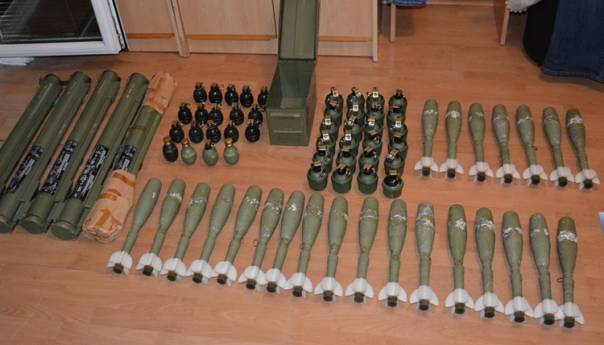 Pronađeno vojno naoružanje, uhapšene četiri osobe