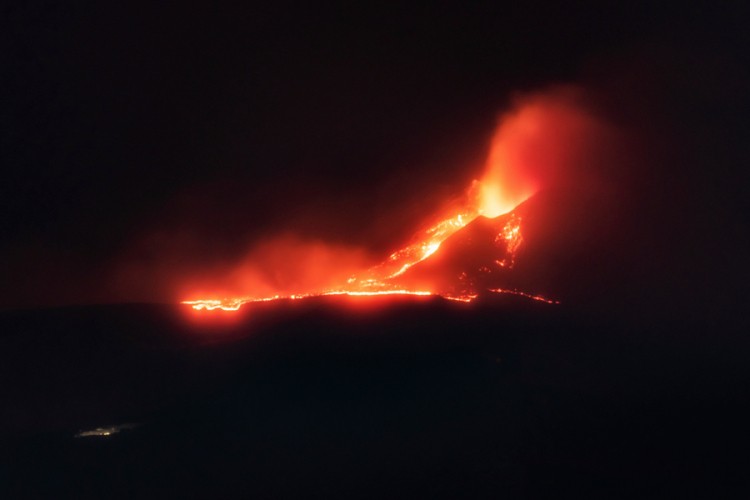 Proradio vulkan Etna, lava letjela 100 metara uvis