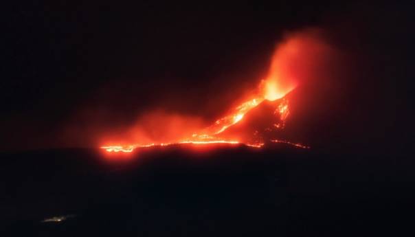 Proradio vulkan Etna, lava letjela 100 metara uvis