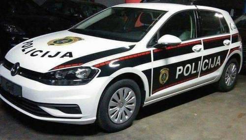 Prošao kroz crveno, vrijeđao policajce i razbio im službeno vozilo