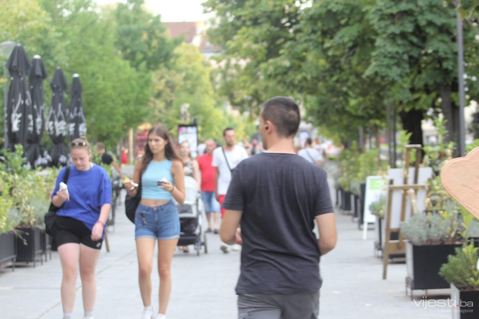 Prošetali smo Banjalukom: Uprkos vrućinama ulice su pune života