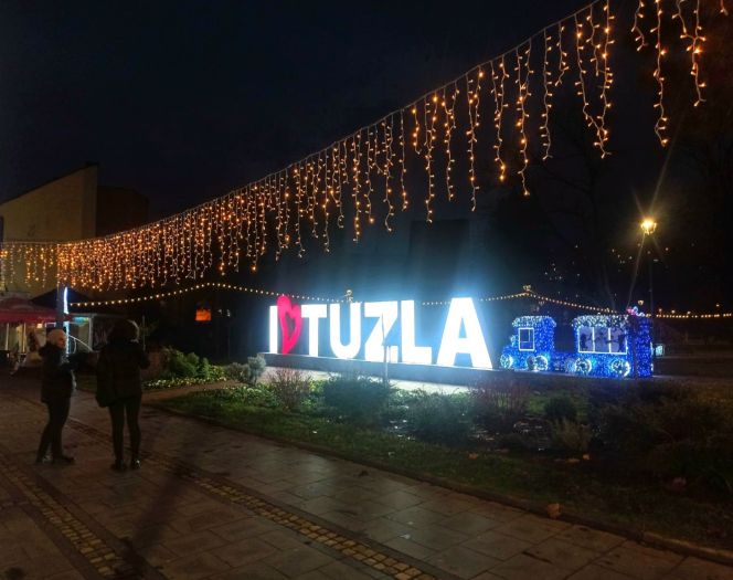 Prošetali smo Tuzlom: Praznični ambijent i nikad ljepša dekoracija