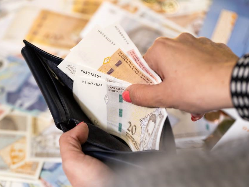 Prosječna plata u BiH u julu iznosila 1.732 KM, evo u kojem su sektoru najviše