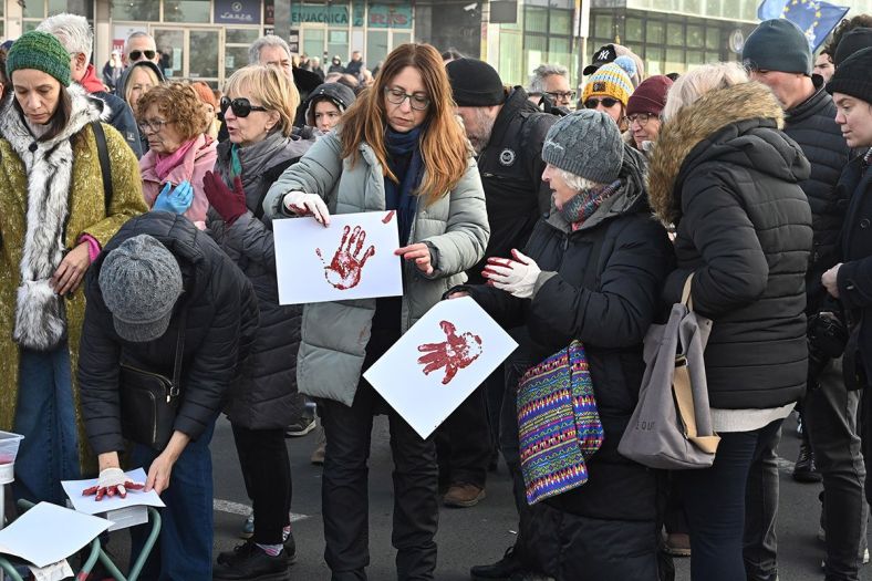 Demonstranti u Novom Sadu poručili gradonačelniku: Samo nas vi nemojte braniti