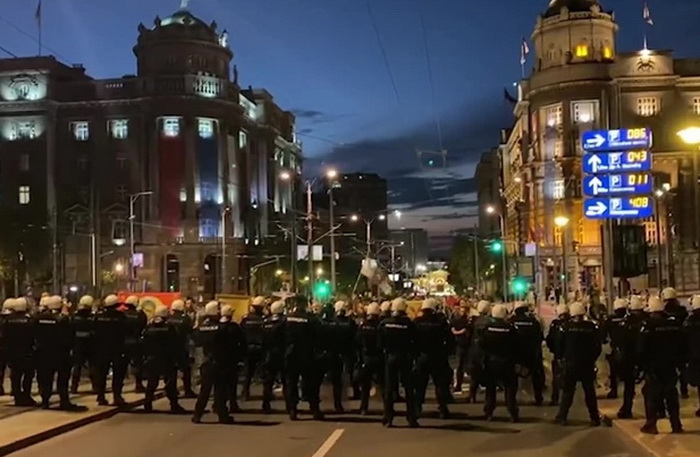 Protest antivaksera u Beogradu, bačena i baklja