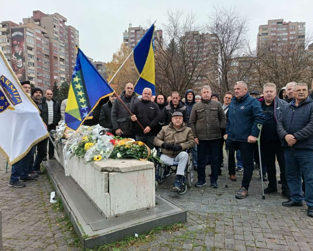 Protest članova Saveza RVI ZDK ispred zgrade Vlade ZDK