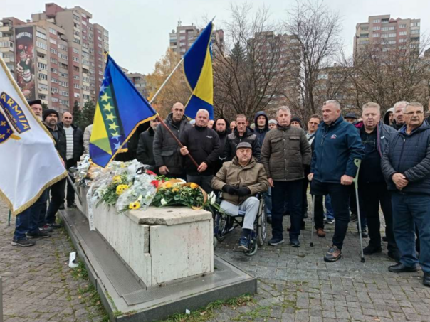 Protest članova Saveza RVI ZDK ispred zgrade Vlade ZDK