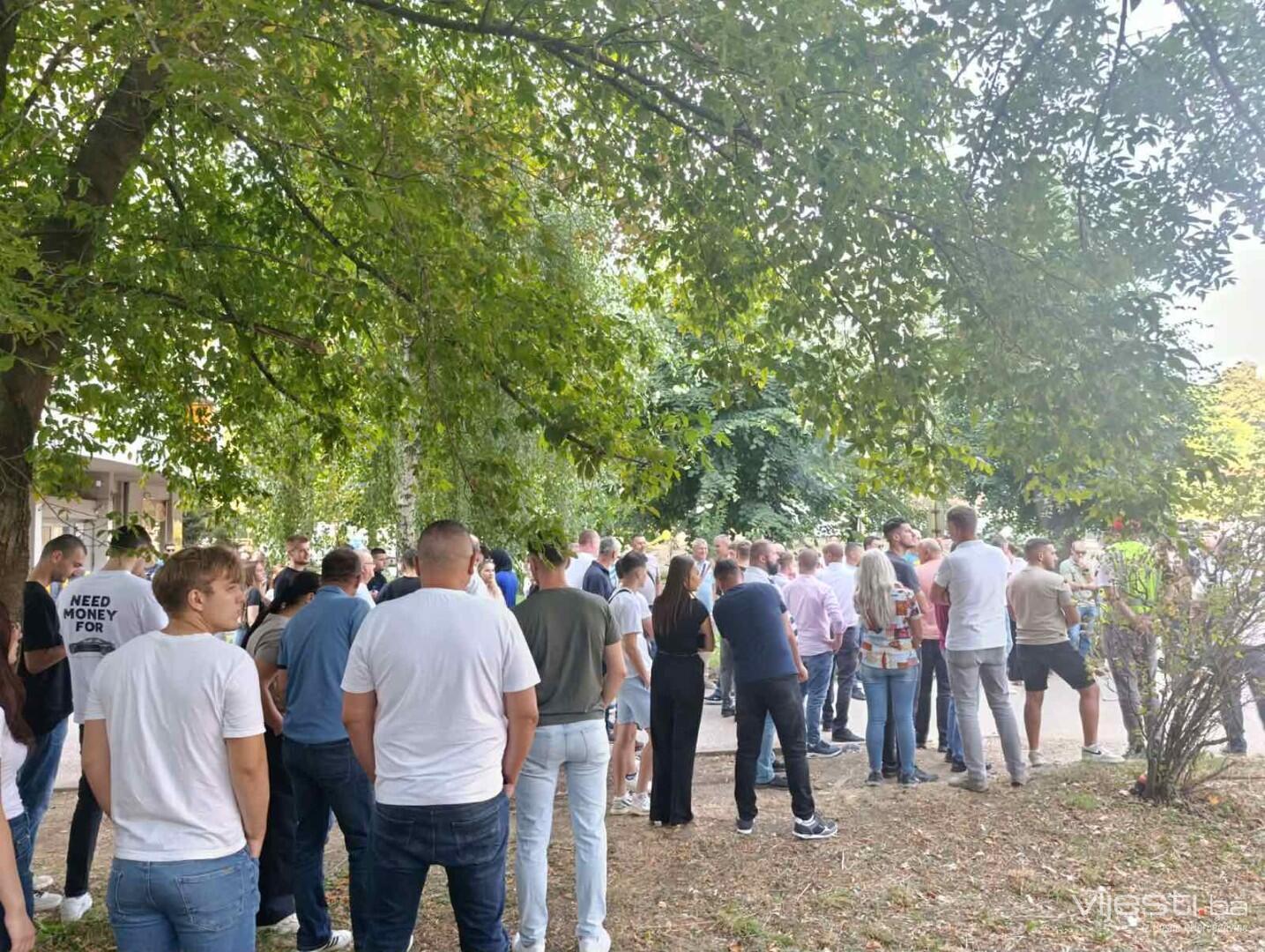 Protest instruktora i vlasnika autoškola u Tuzli: Traže ostavku ministra Omerovića