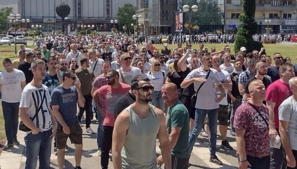 Protest ispred Fijatove fabrike u Kragujevcu, 1.500 zaposlenih proglašeno viškom