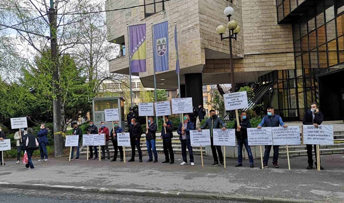 Protest ispred Parlamenta: Nigdje u svijetu nije zabranjena gradnja mini HE