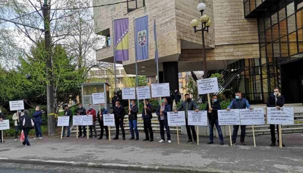 Protest ispred Parlamenta: Nigdje u svijetu nije zabranjena gradnja mini HE