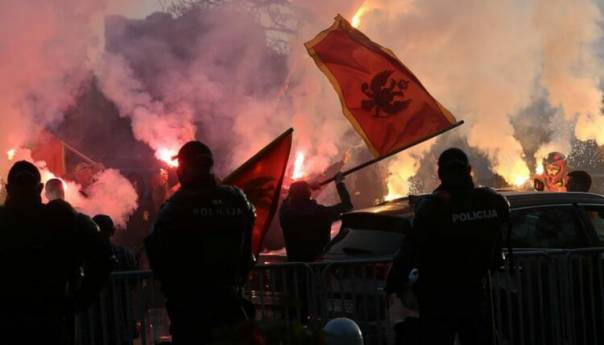 Protest ispred Skupštine Crne Gore zbog zakona o predsjedniku