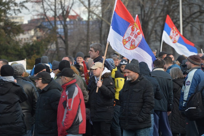 Protest ispred Skupštine, Vučić poručuje da neće da izoluje Srbiju