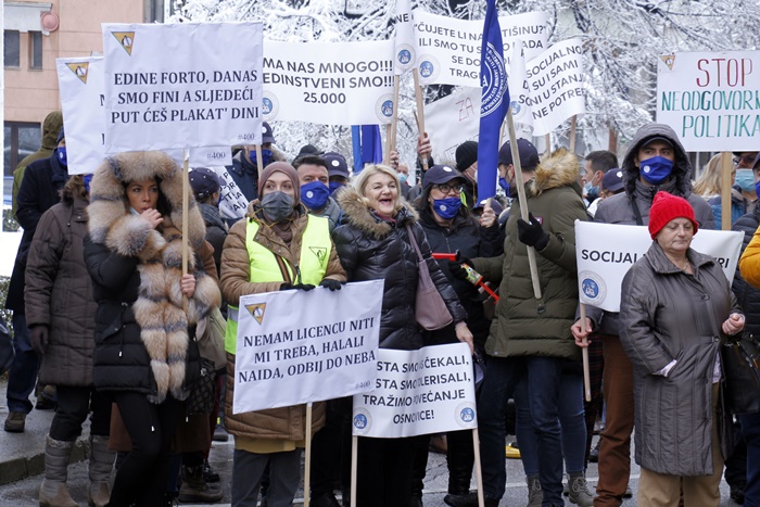 Protest ispred Vlade KS: Najvljena tužba protiv Forte