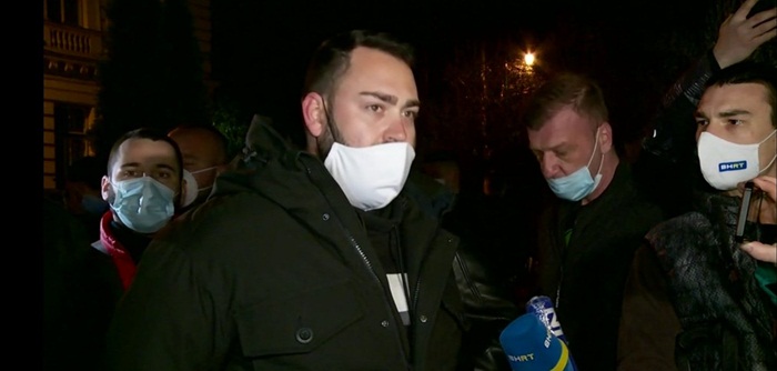 Protest ispred zgrade Vlade KS zbog zatvaranja za vikend