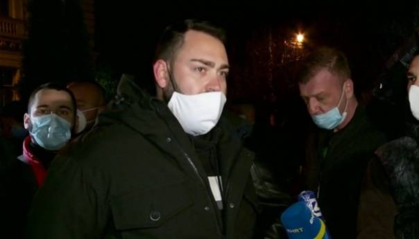 Protest ispred zgrade Vlade KS zbog zatvaranja za vikend