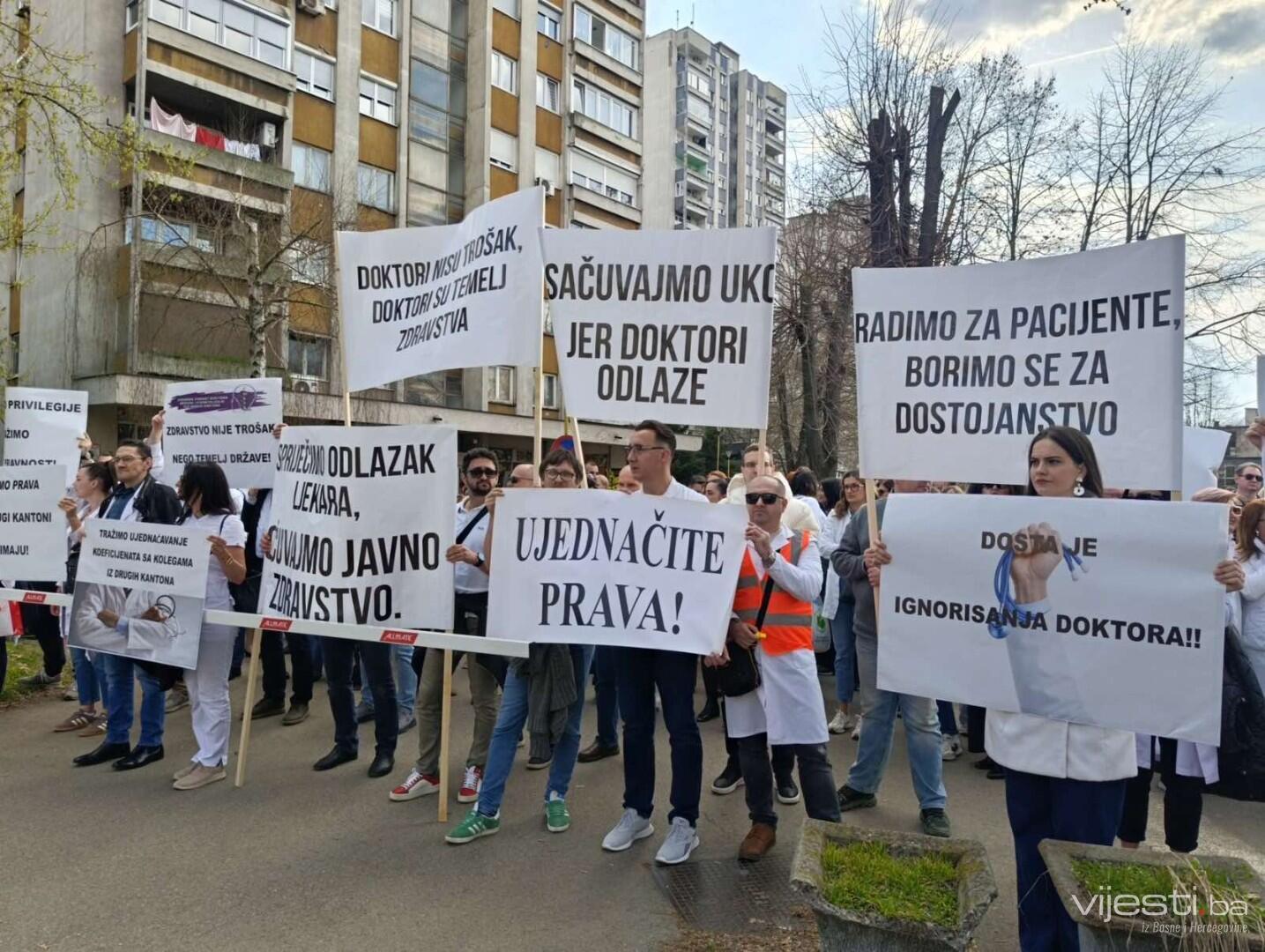 Protest ljekara u Tuzli: "Veće plate, odlaze doktori" 