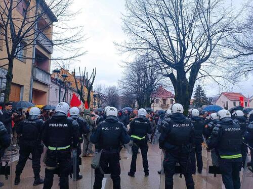 Protest na Cetinju, okupljeni uzvikuju 'Mandiću fašisto'