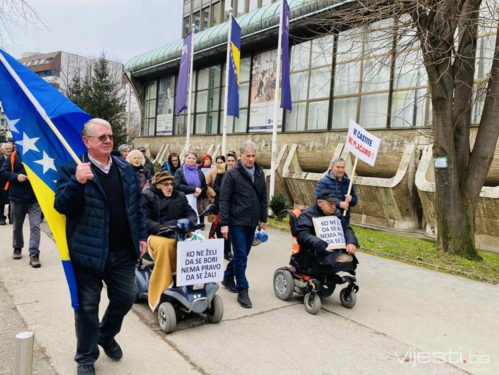 Protest u Tuzli: "Bijeli hljeb i paušali političarima, kontejneri penzionerima"