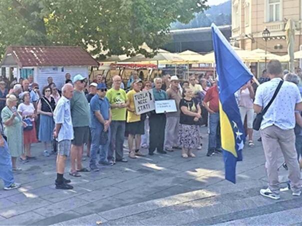 Protest penzionera u Tuzli, traže veće penzije i bolju zdravstvenu zaštitu