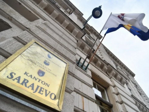 Protest radnika Stomatološkog fakulteta danas ispred Vlade KS