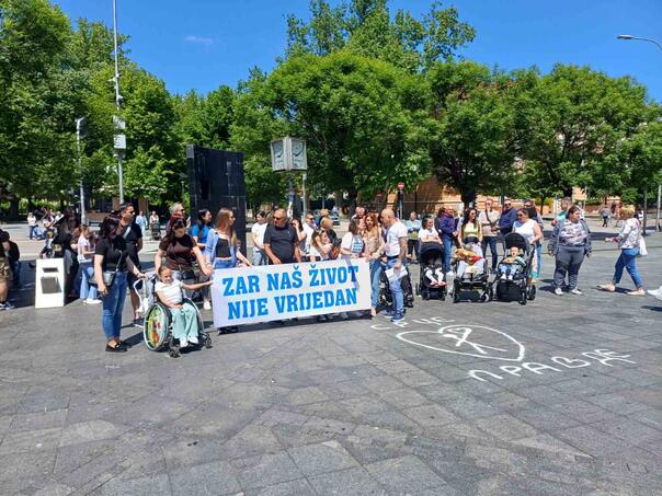 Protest roditelja mentalno nedovoljno razvijene djece u Banjaluci