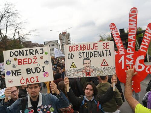 Protest studenata ispred Informera: Ne damo kolege medijskim lešinarima
