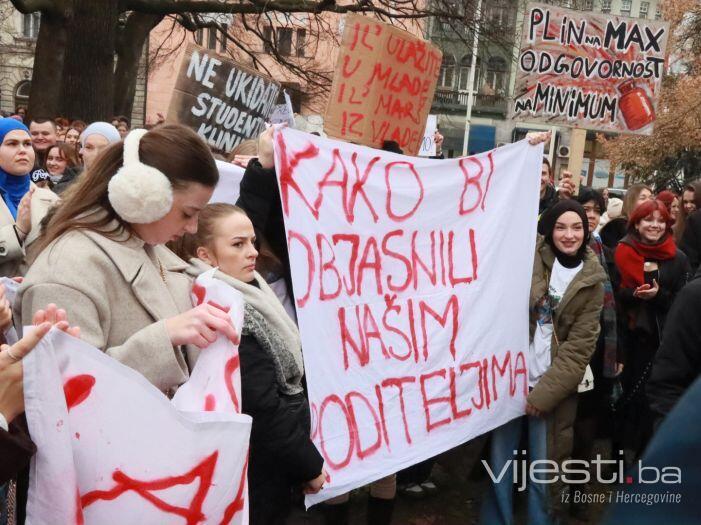Protest studenata ispred zgrade Vlade KS: Iznijeli 10 zahtjeva