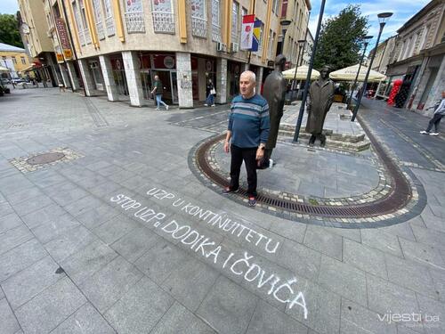 Protest tuzlanskog aktiviste Ramiza Berbića: Stop UZP-u Dodika i Čovića!