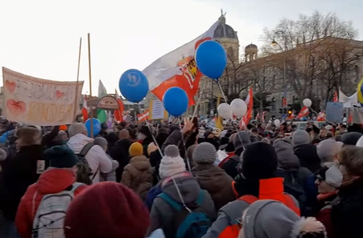 Protest u Beču protiv obavezne vakcinacije: 'Vlada mora da padne!'