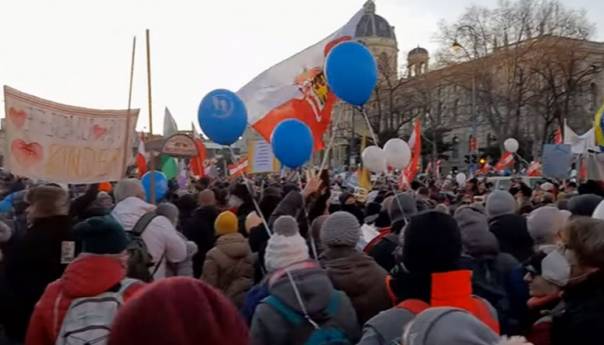 Protest u Beču protiv obavezne vakcinacije: 'Vlada mora da padne!'