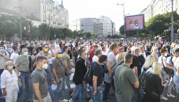 Video: Novi protesti u Beogradu, napadnut Trifunović