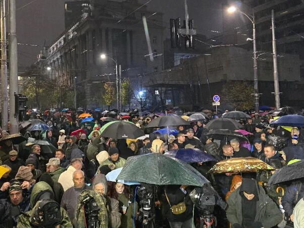 Završen protest u Beogradu, katanci na Predsjedništvu, zahtjeve će predati Skupštini Završen protest u Beogradu, katanci na Predsjedništvu, zahtjeve će predati Skupštini