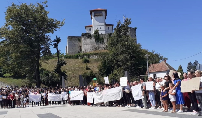 Protest u Gradačcu: Sramota, niko iz suda i policije nije došao!