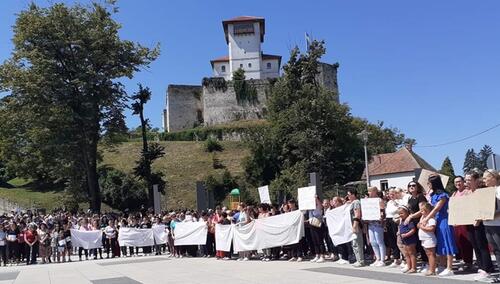 Protest u Gradačcu: Sramota, niko iz suda i policije nije došao!
