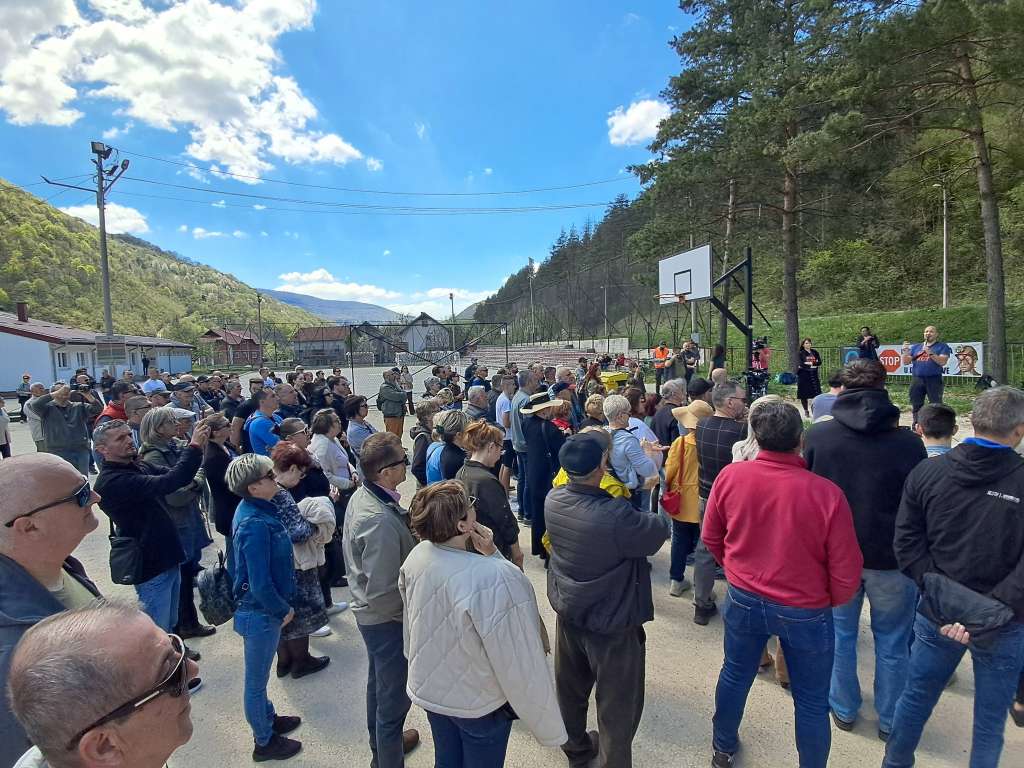 Protest u Jezeru: Građani protiv rudarenja na Plivi