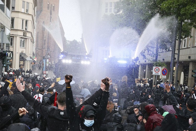 Protest u Njemačkoj prerastao u nasilje, policija koristila biber sprej