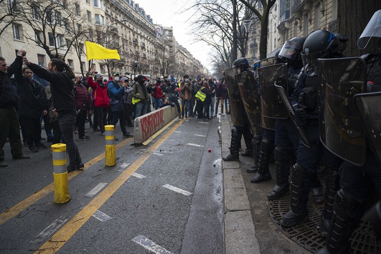 Protest u Parizu, policija upotrijebila vodene topove i suzavac