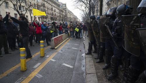 Protest u Parizu, policija upotrijebila vodene topove i suzavac