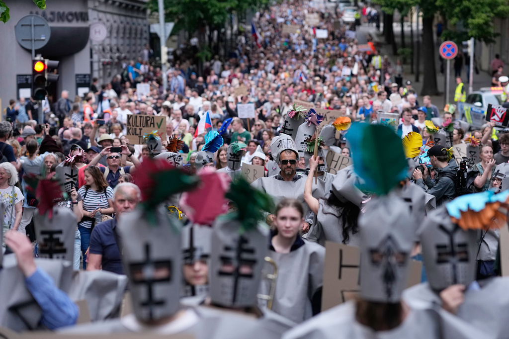 Protest u Pragu: Građani brane medije od političara