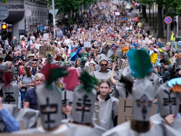 Protest u Pragu: Građani brane medije od političara