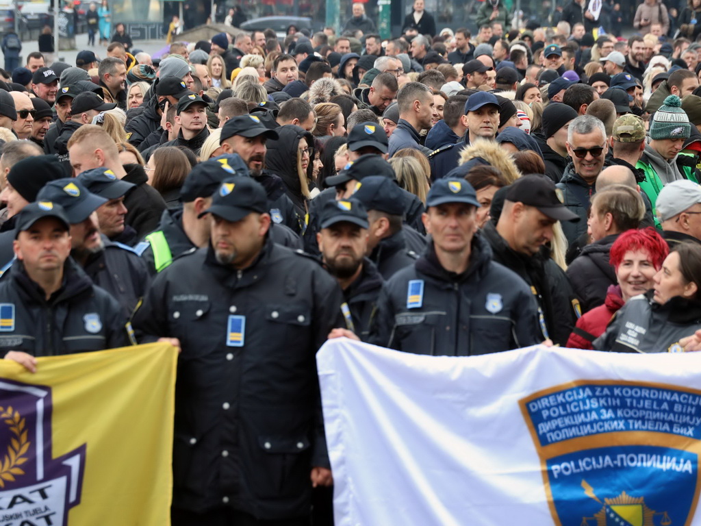 Protest u Sarajevu: 23.000 zaposlenih traže veće plate