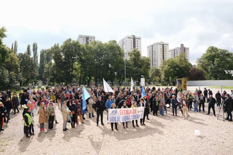Protest u Sarajevu: Na ulicu izašli prosvjetni radnici