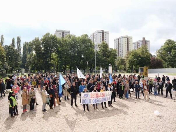 Protest u Sarajevu: Na ulicu izašli prosvjetni radnici