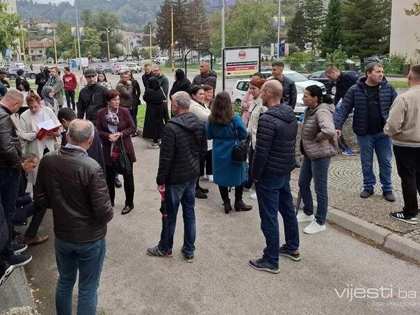 Protest u Tuzli: Platili stanove, ali u njih ne mogu useliti
