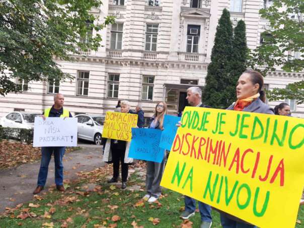 Protest Udruženja Colibri ispred Vlade KS: Inkluzija ili iluzija?