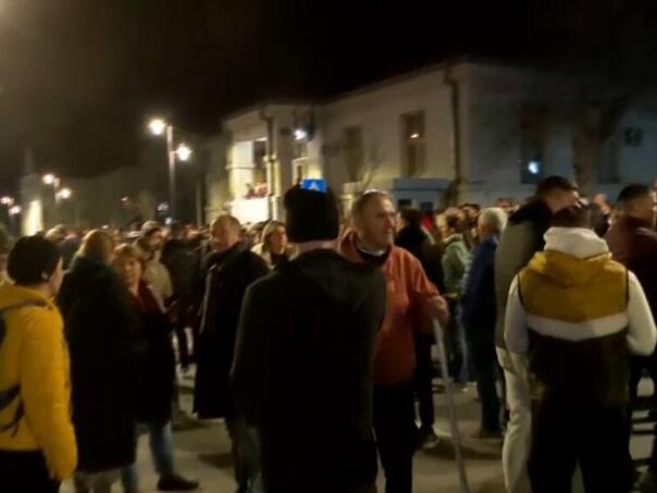 Protest zbog napada na studente u Čačku, demonstranti razvalili vrata SNS-a