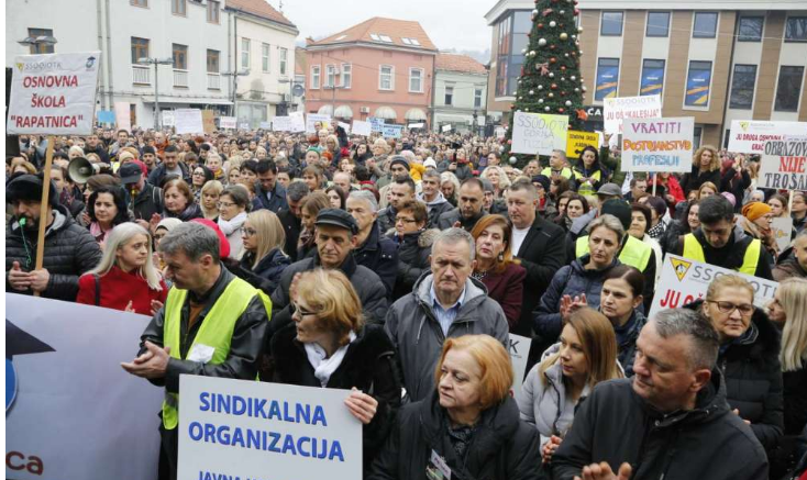 Protesti budžetskih korisnika na Sonom trgu u Tuzli