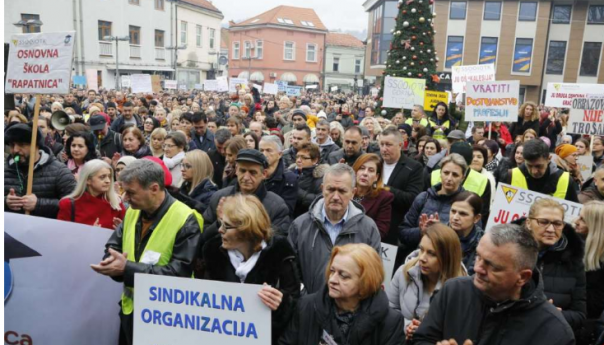 Protesti budžetskih korisnika na Sonom trgu u Tuzli