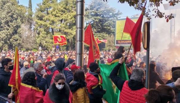 Protesti građana ispred Vlade Crne Gore